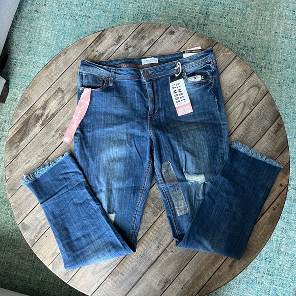 Almost famous denim destroyed jeans size 19 juniors plus raw edge pants - Picture 3 of 3